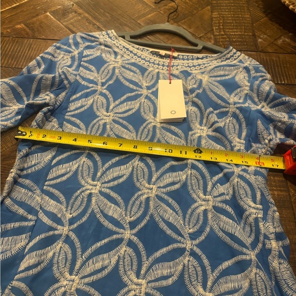 Solitaire NWT Blue and White Geometric Blouse - Picture 10 of 13